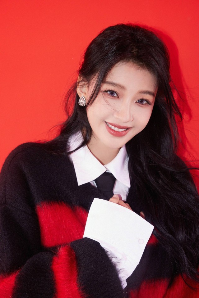 孙怡初春造型曝光毛衣搭配马丁靴少女感十足